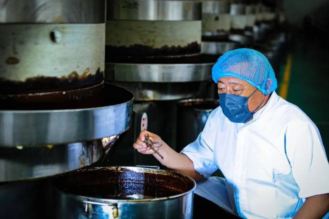 Store manager Zhang Yanguo received the Hebei Provincial Trade System Model Worker Label